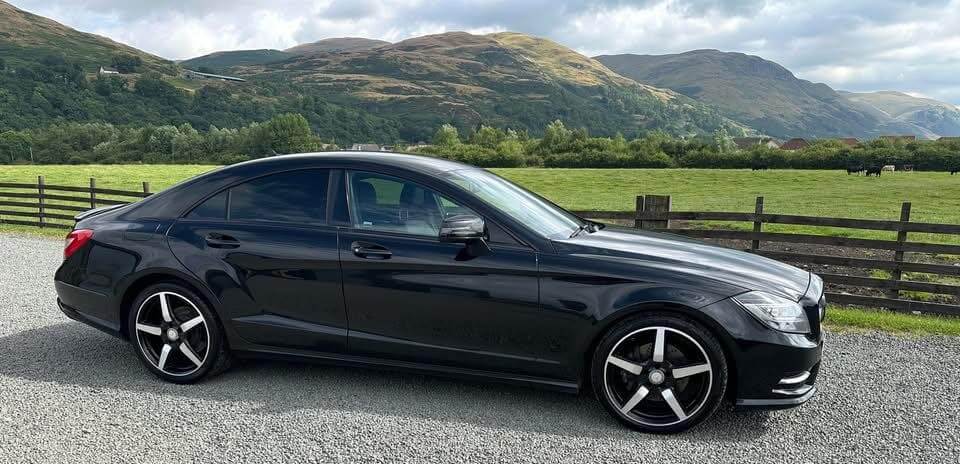 Picture of black Mercedes S Class